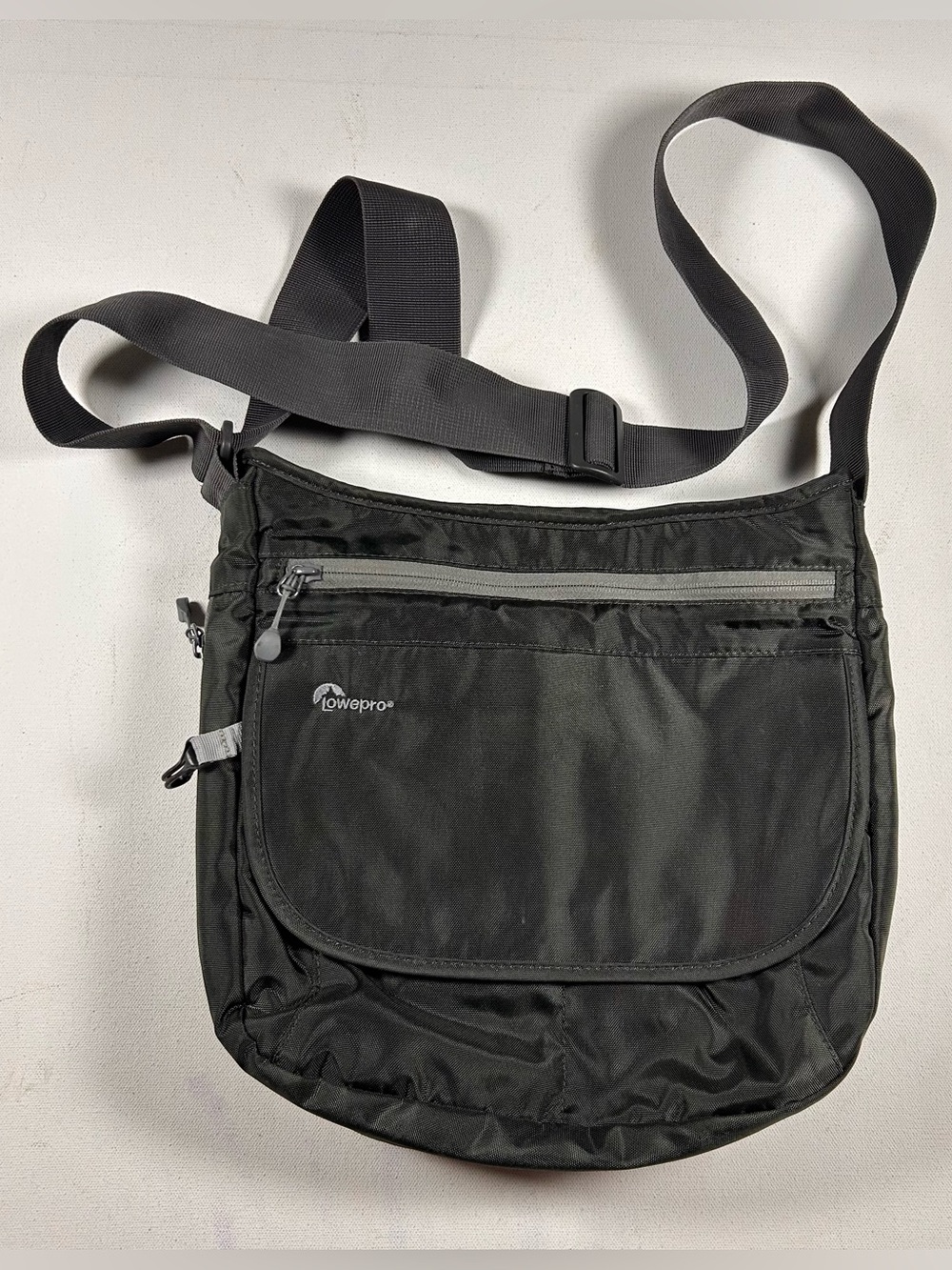 Lowepro Streamline 250 - Camera Travel Messenger Padded Bag Protective!